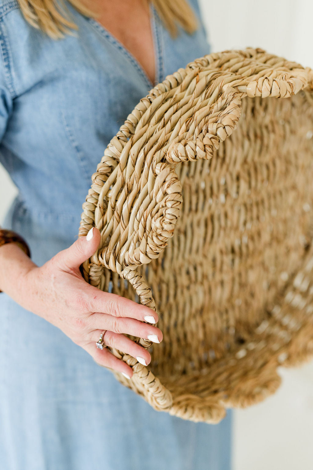 Round scalloped tray