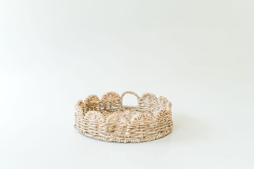 Round scalloped tray