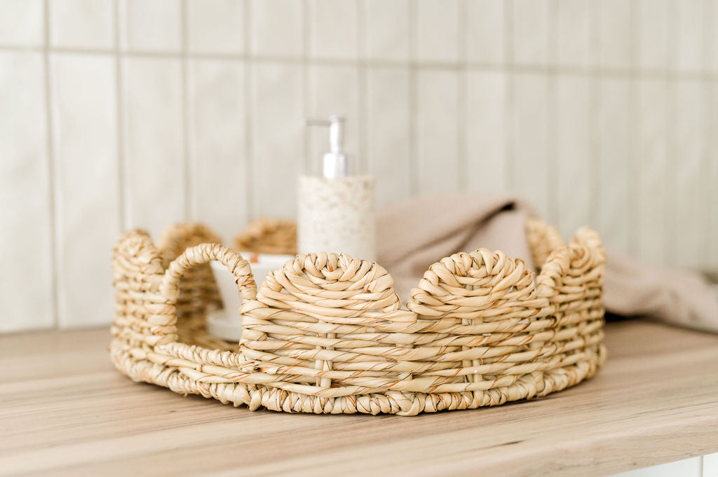 Round scalloped tray