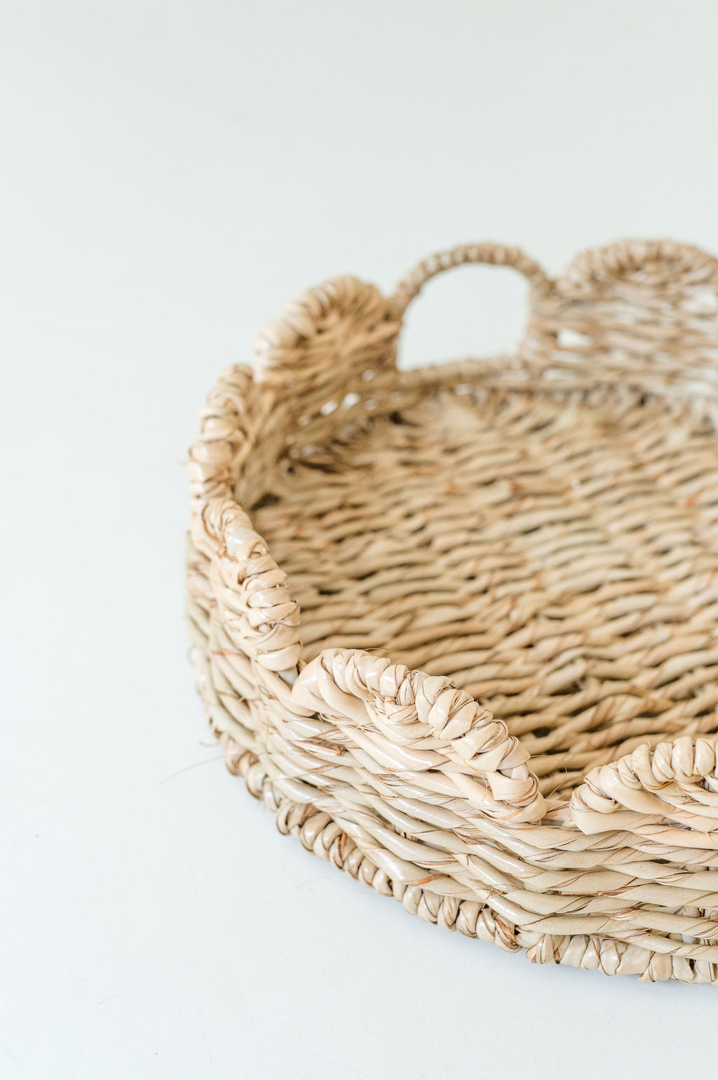 Round scalloped tray