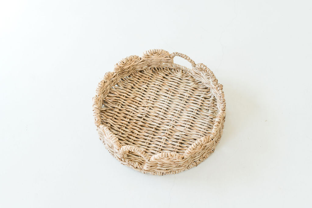 Round scalloped tray