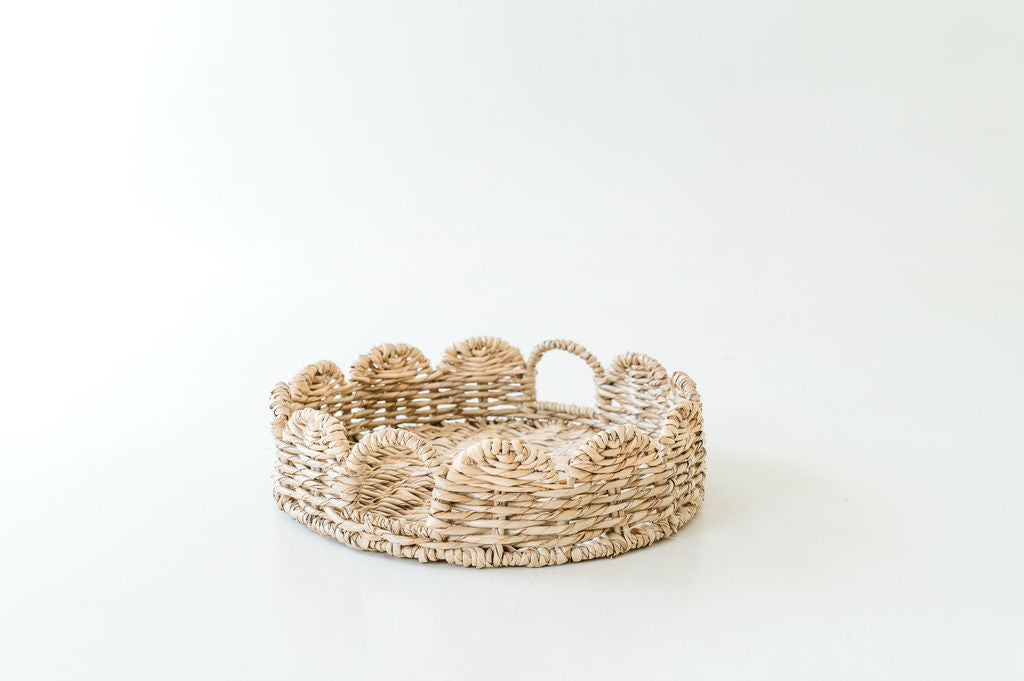 Round scalloped tray